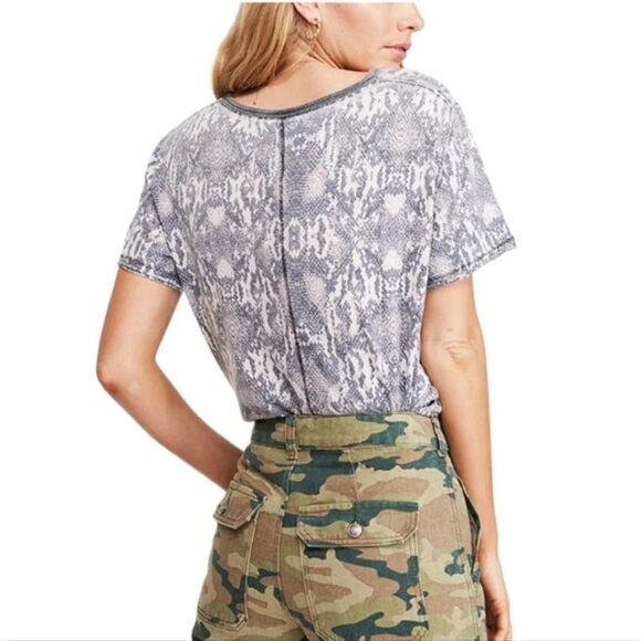 Free People Animal Print Snakeskin Tourist Tee Size Small - Picture 9 of 9